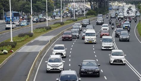 Foto Jalan Sudirman Kembali Dipadati Kendaraan Foto Liputan