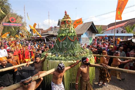 Grebeg Tumpeng Suro Antara Foto