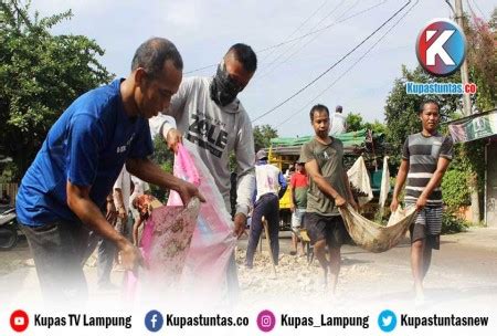 Kupas Tuntas Tak Kunjung Diperbaiki Warga Gotong Royong Timbun Jalan