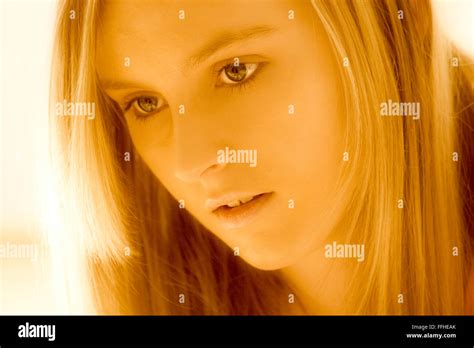 Close Up Of Face Beau Portrait Of Teenage Girl Blonde Yeux Bleus Regardant Le Point Invisible