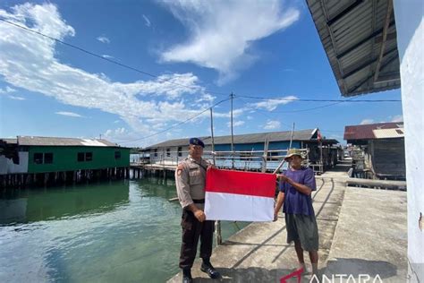 Polda Kepri Bagikan Bendera Merah Putih Untuk Warga Pulau Terluar