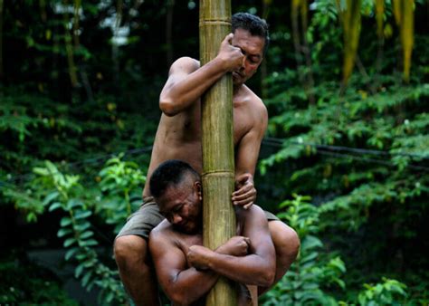 Foto Kemeriahan Lomba Panjat Pinang Di Tangerang