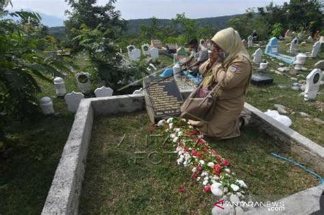 Ziarah Makam Massal Korban Gempa Dan Tsunami Palu Antara Sumbar