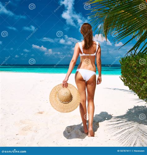 Kobieta W Bikini Na Plaży Przy Maldives Obraz Stock Obraz złożonej z ludzie tropikalny