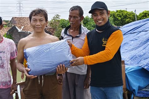 Aksi Relawan Ansharu Syariah Bantu Korban Banjir Demak Beri Logistik