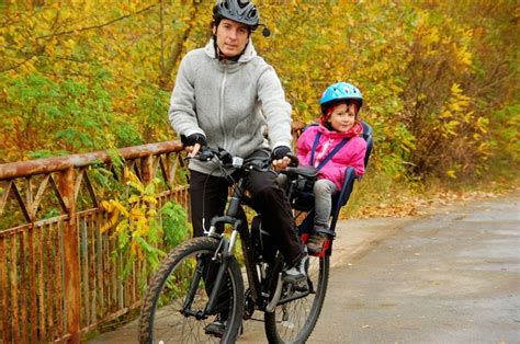 Ciclismo familiar al aire libre otoño dorado en el parque Foto Premium