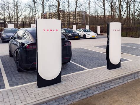 Supercharger V Tesla Baut Neue Lades Ulen In Europa Auf