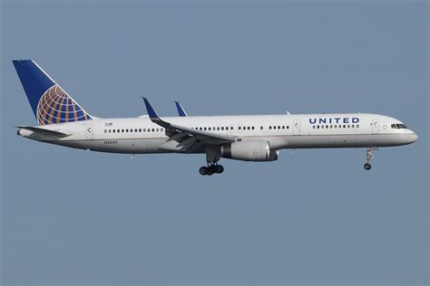 United Airlines 757 224 N33132 UA 2609 Arriving From Los Flickr