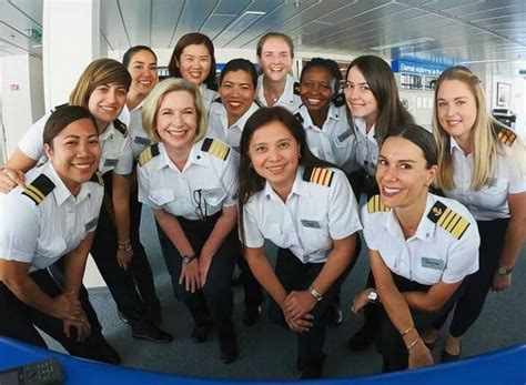 Haut 56 Imagen Cruise Ship Crew Vn