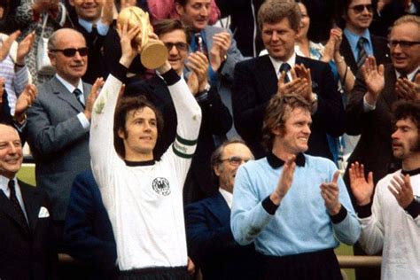 INFO GRAFIS Franz Beckenbauer Sang Legenda Sepak Bola Meninggal Dunia