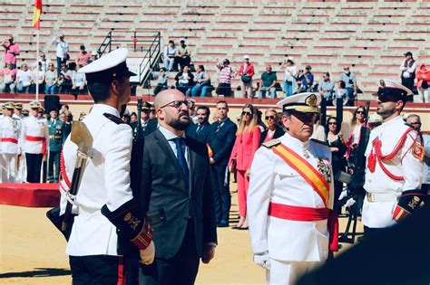 Emotiva Jura De Bandera Para Personal Civil En El Puerto En La Plaza De