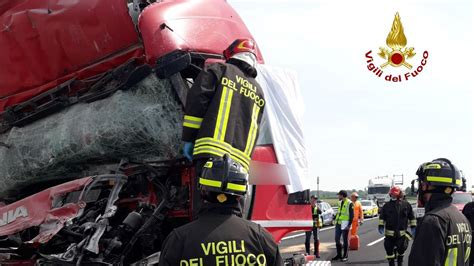 Ancora Un Incidente Mortale In A4 Scontro Tra Tre Mezzi Pesanti Morto