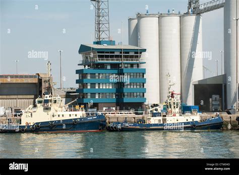 Port Of Southampton England Uk Tugs Svitzer Surrey And Sarah Alongside