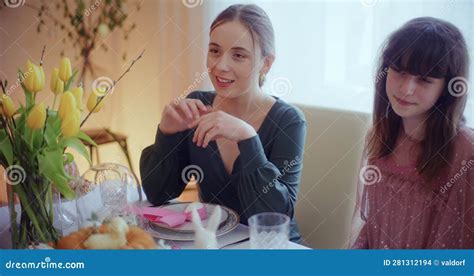 Hermanas Discutiendo La Sonrisa Durante El Desayuno De Las Vacaciones