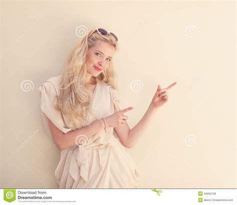 Het De Zomerportret Van Jonge Mooie Blonde Vrouw In Het Witte Kleding