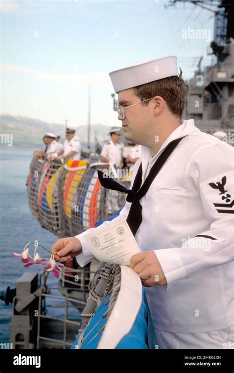 Un petit officier à bord du navire de commandement amphibie USS BLUE