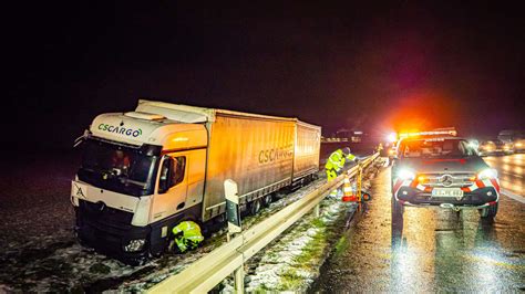 40 Tonner kommt auf A81 von Fahrbahn ab Bergungsvorbereitung läuft