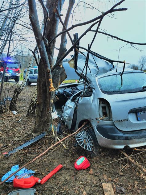 18 latek wjechał w drzewo Jedna osoba nie żyje druga ciężko ranna