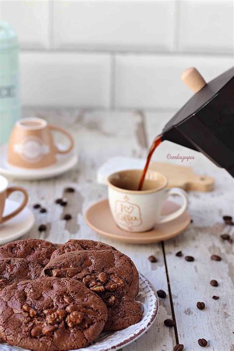 Galletas De Chocolate Sin Gluten Con Las Zarpas En La Masa