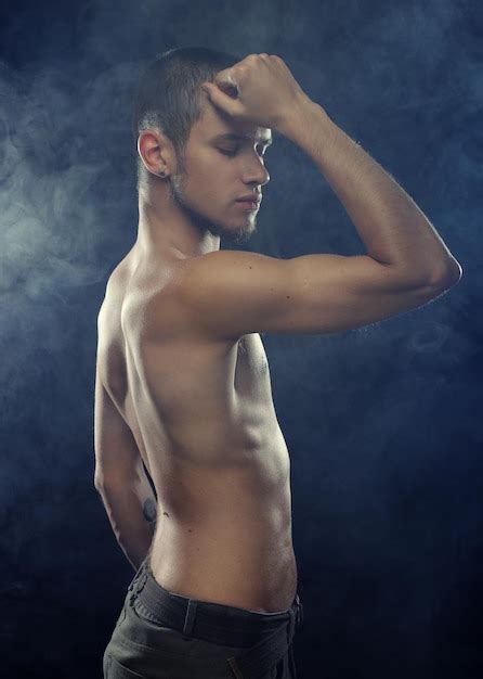 Retrato De Un Modelo Masculino Musculoso Foto Premium