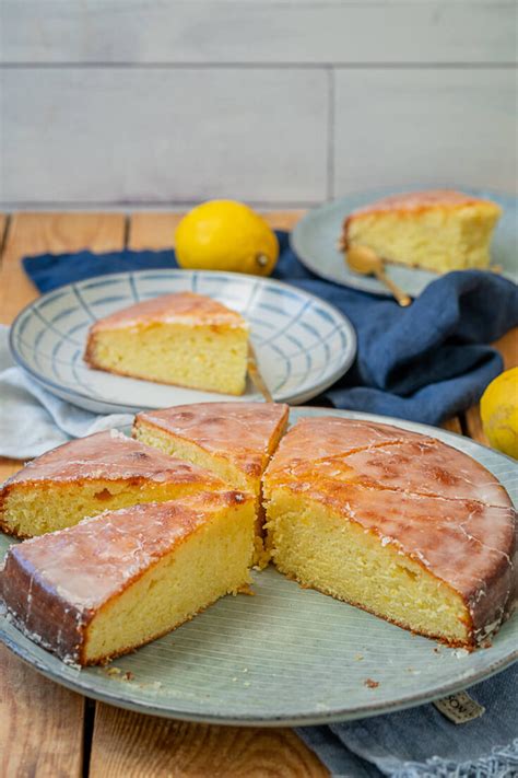 Fluffiger Saftiger Zitronenkuchen Mit Sirup Aus Der Springform