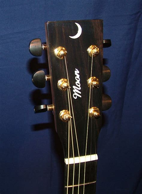 Moon Guitars New Moon