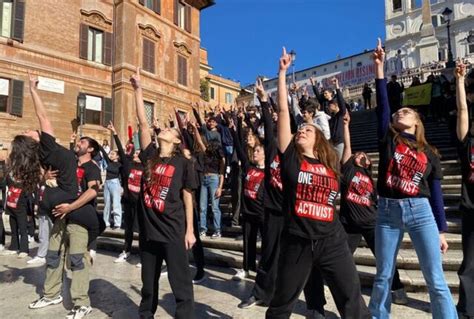 Contro La Violenza Sulle Donne Si Balla In Piazza Di Spagna Tiscali