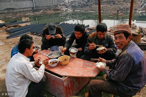 盘点十张记录农民工生活瞬间的图片，哪一张让你感到扎心了？ 搜狐大视野 搜狐新闻