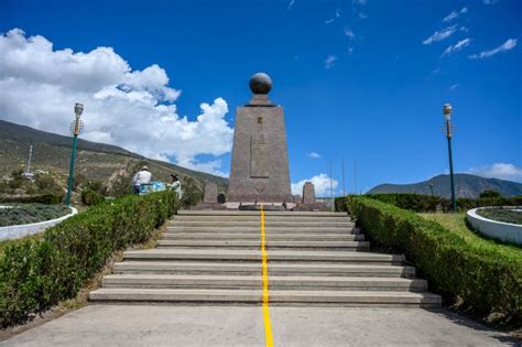 Crossing the Equator in Ecuador – Bilivoka