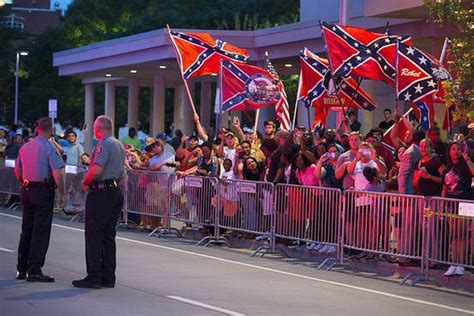 Confederate flag protesters greet President Obama in Oklahoma City ...