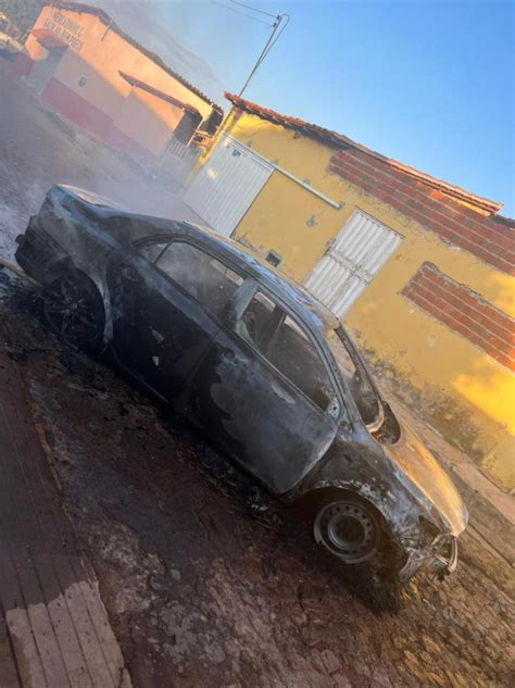 Carro pega fogo e fica destruído no Bairro Saborá em Pedro II