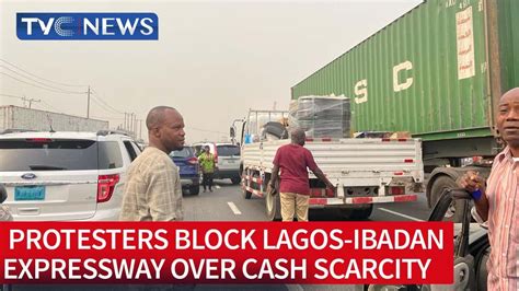 Trending Protesters Block Lagos Ibadan Expressway Over Cash Scarcity