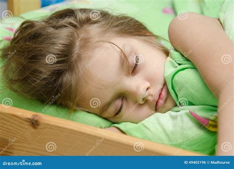 Portrait De Jeune Fille Dormant Dans Le Lit Photo Stock Image Du Cinq