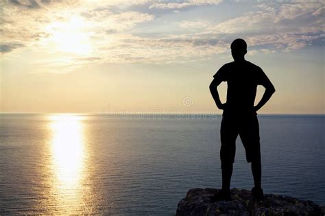 Siluetta Dell Uomo Su Roccia Al Tramonto Immagine Stock Immagine Di