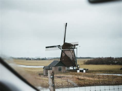 molens zijn dichterbij  je denkt de hollandsche molen