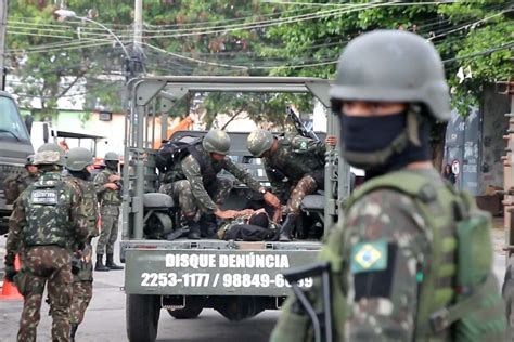 Militar é Ferido Com Tiro Disparado De Dentro De Escola Durante