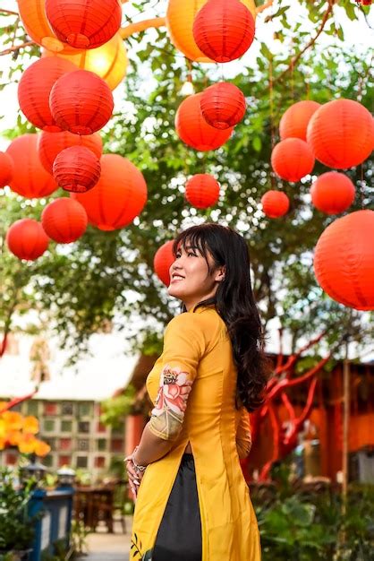 Hermosa Mujer Vietnamita Con Vestido Vietnamita Tradicional Cerca De