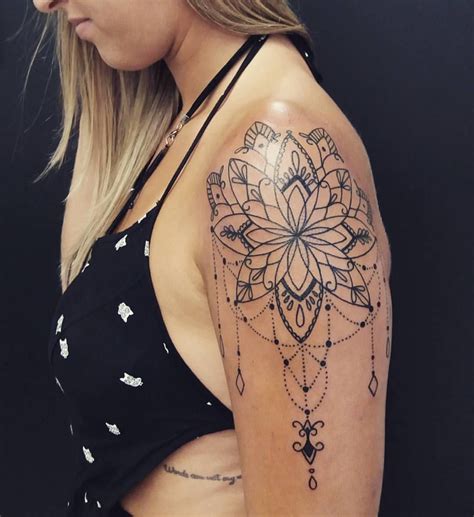 Tatts de Mary Johnson Tatuagem mandala no braço Tatuagem feminina