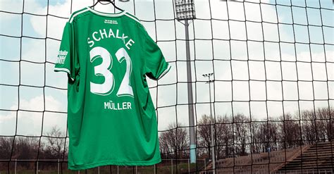 Getragenes S04 Sondertrikot von Schalke Spieler Marius Müller