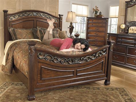 Signature Design By Ashley Leahlyn Traditional King Panel Bed With Ornate Headboard And