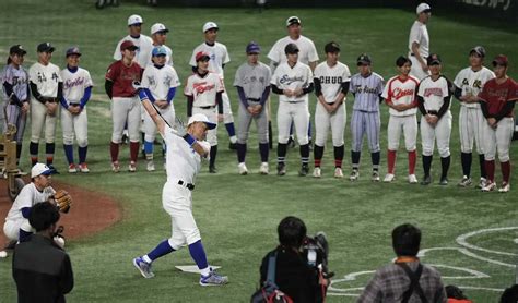 ＜イチロー選抜・高校野球女子選抜＞試合前、高校野球女子選抜ナインの前でティー打撃を披露するイチロー氏（撮影・沢田 明徳） ― スポニチ