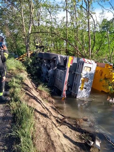 Vigevano Perde Il Controllo Dell Autogru E Finisce Fuori Strada