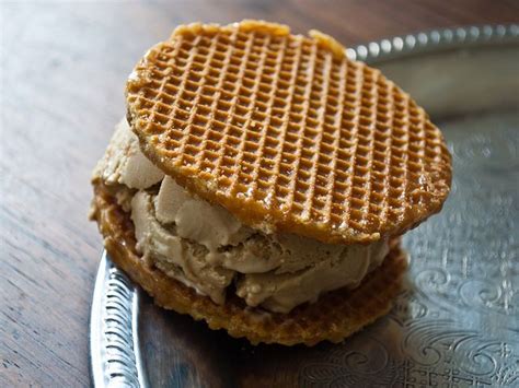 Speculoos-Stroopwafel Ice Cream Sandwich | Stroopwafel, Eat dessert, Yummy cookies