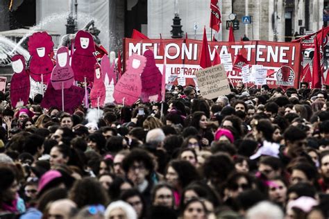 Roma I Cori Anti Premier Al Corteo Contro La Violenza Sulle Donne