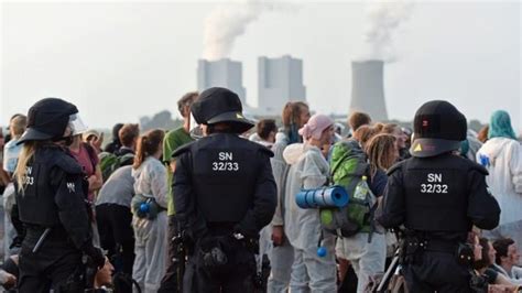 Umweltaktivisten Protestieren Gegen NOZ