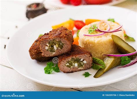 Chuletas De Zrazy Con La Carne Picadita Con El Pepino Y Los Huevos