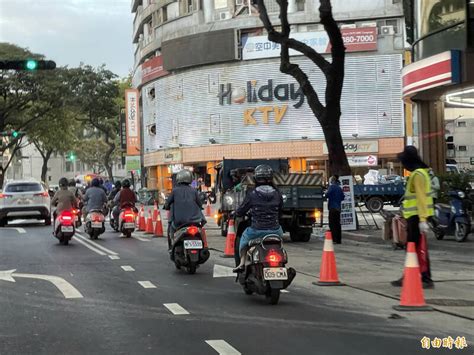 高雄二階輕軌大順路段施工 快車道左轉專線未塗改影響交通 生活 自由時報電子報