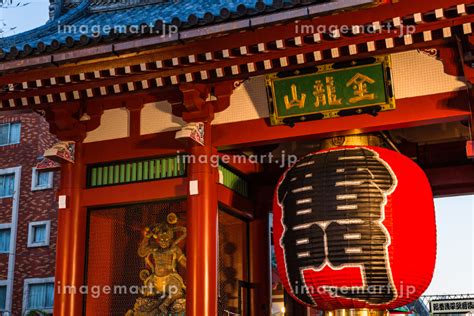 日本 東京都台東区浅草、浅草寺の雷門の大提灯の写真素材 184654310 イメージマート