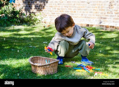 Enfant Accroupi Banque De Photographies Et Dimages à Haute Résolution