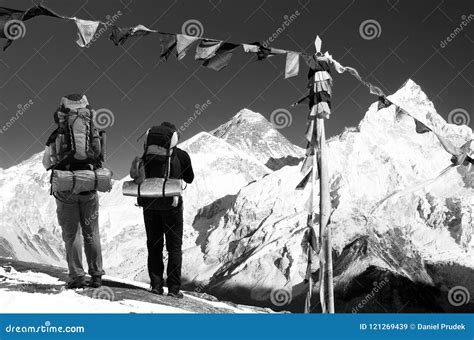 Everest Dois Turistas E As Bandeiras Budistas Da Ora O Imagem De